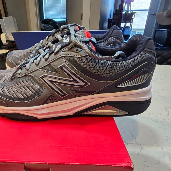 New Balance 1540 V3 Women's NEW Athletic Sneaker Grey (W1540GD3) size 10 NEW - Picture 1 of 12